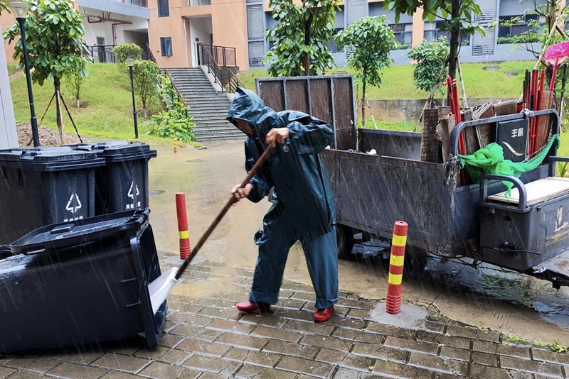 《雨中的劳动者》黄映淇.jpg